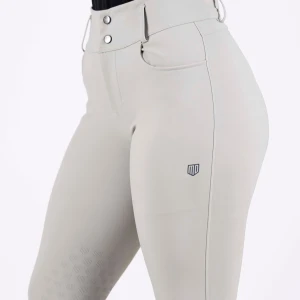 Beige ridbyxor Maya Delorez - Snygga beige ridbyxor från Maya Delorez med hög midja och tight passform. Byxorna har silikongrepp på insidan av benen, svarta detaljer vid bensluten och logga på låret. Perfekta för dig som vill ha stil och funktion i stallet. Dom är ändast testade och kostade 1999kr 