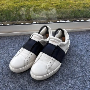 Valentino skor - Tja! Säljer mina Valentino skor dem i i jättefint skick, dem är i storlek 43 och designen är att de inte ska vara några snören, endast skorna ingår, skriv om ni har några frågor eller funderingar🙌🙌