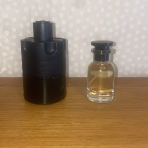30ml Azzaro most wanted intense - För endast 349 kan du få en 30 ml av Azzaro most wanted intense och spara pengar istället för att lägga 1000kr+ på en hel flaska. Jätte värt och räcker i några månader 