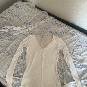 Långärmad v ringad topp/tröja - Väldig använd men fortfarande fin. Den har ett dubbel lager på framsidan så inte alls genomskinlig men ryggen har inte dubbel lager.  Xs v-ringad vit tröja från amisu💕💕