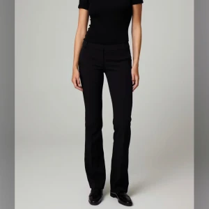 Bikbok kostymbyxor - Svarta low waist kostymbyxor från bikbok i modellen vera! Använda ca 10 gånger.                    Nypris 500.