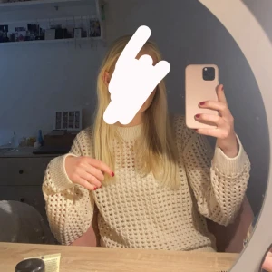 Beige stickad tröja med hålmönster - Beige virkad tröja från Object. Aldrig använd och storlek xs! Skriv för fler bilder eller frågor 💕