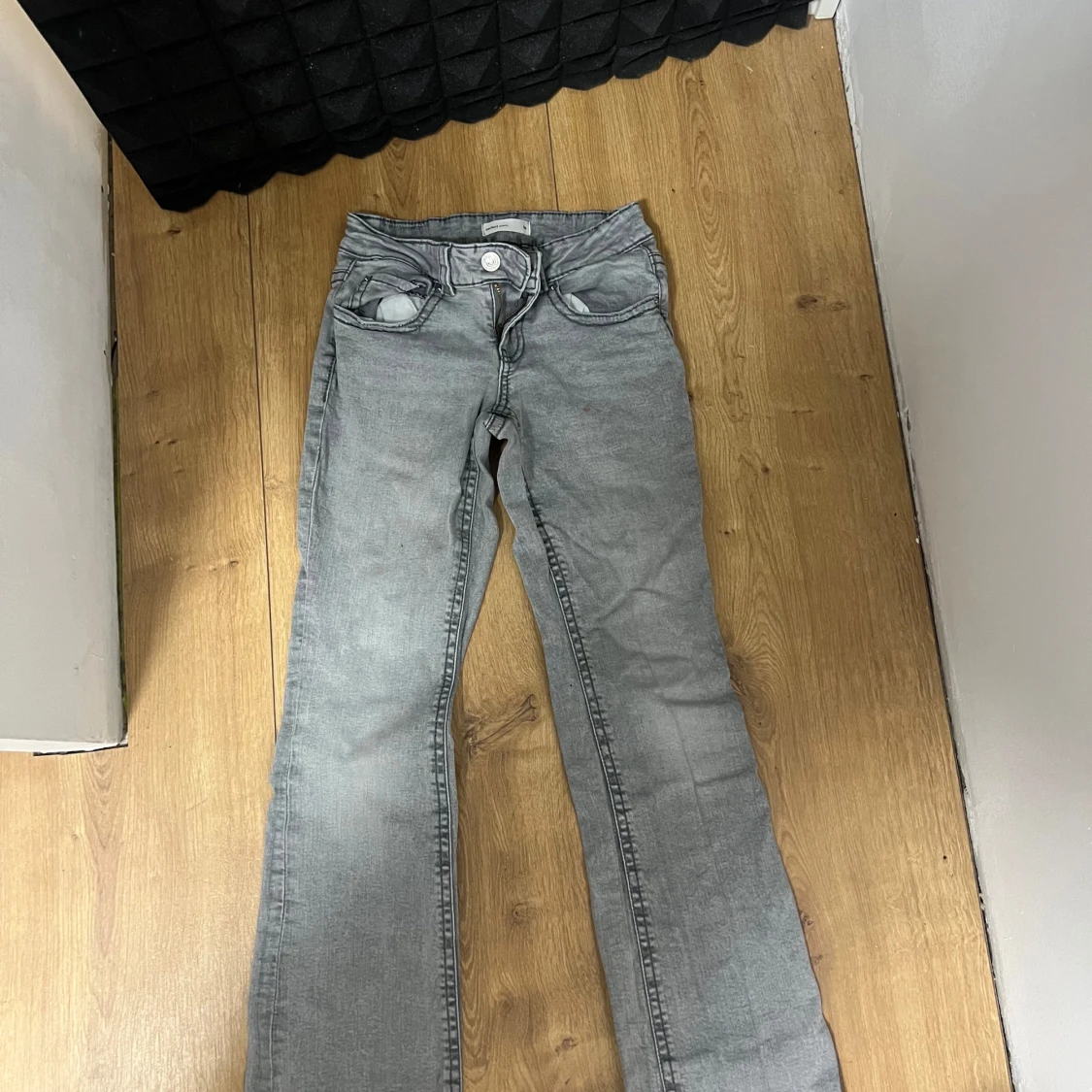 Grå bootcut jeans med fickdetaljer