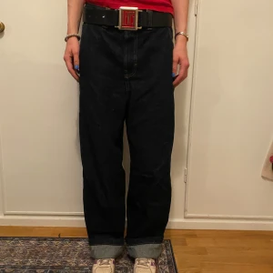 Dickies cargojeans - Säljer ett par sparsamt använda mörkblå jeans från Dickies. Köpta på herravdelningen men kan användas unisex. Tveka inte att höra av dig vid frågor😊