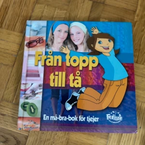 Från topp till tå - En färgglad må-bra-bok för tjejer, fylld med tips om hälsa, pyssel, recept och råd om vänskap och känslor. Perfekt för dig som vill veta mer om att må bra i vardagen och få inspiration från topp till tå!