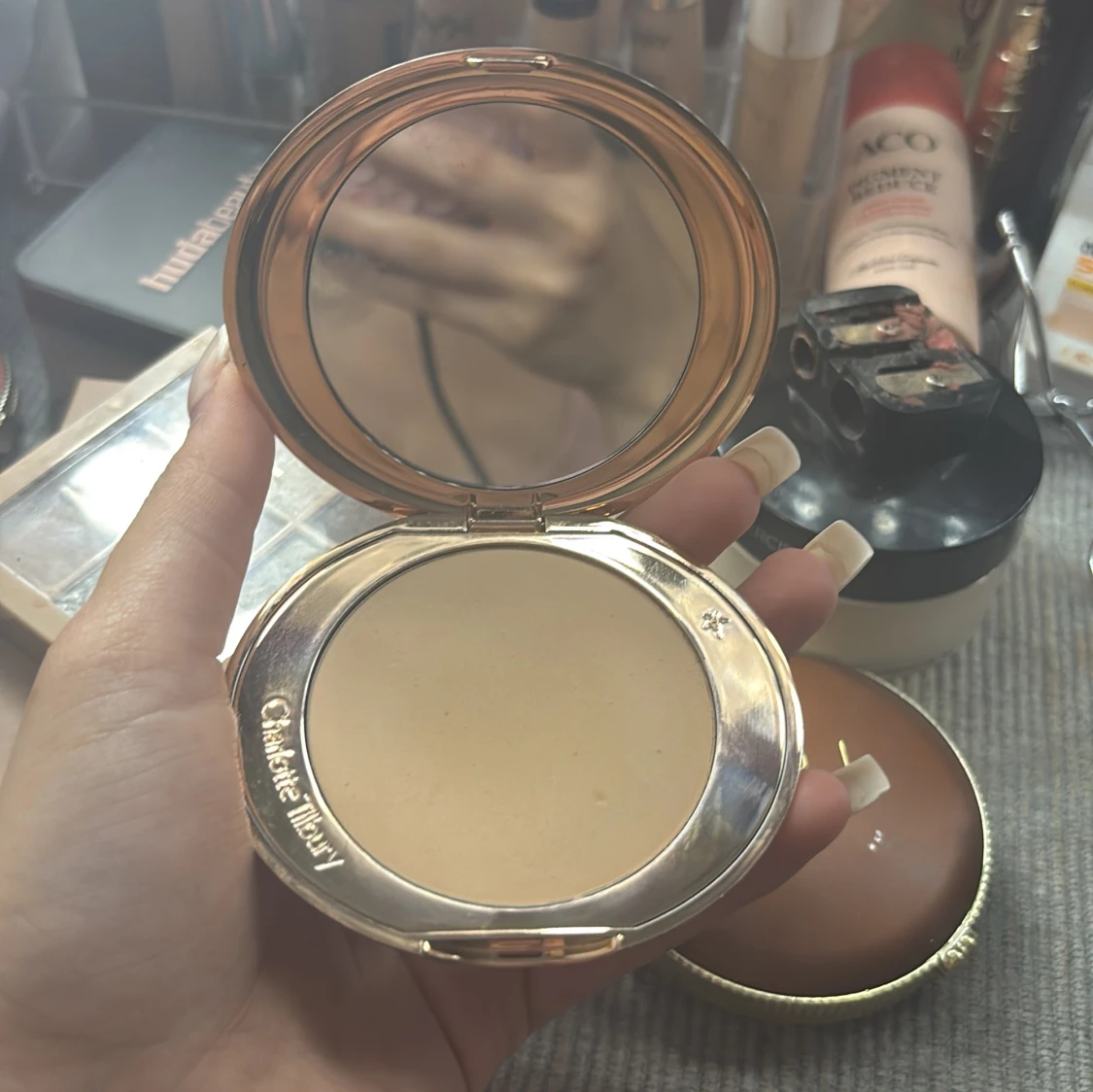 Charlotte Tilbury puder i guldig dosa - 1