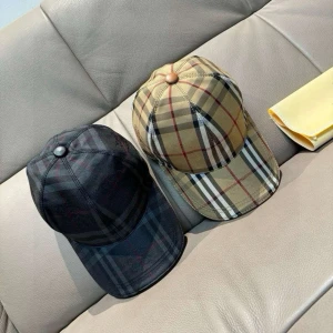 Rutig keps från Burberry - Säljer en klassisk Burberry-keps i rutigt mönster. Finns i både beige och svart med justerbar rem bak i läder och broderad logga. Kepsen har böjd skärm och är tillverkad i bomull med ikoniskt rutigt Burberry-tryck. Perfekt för dig som vill ha en stilren accessoar.