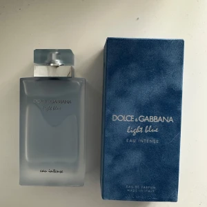Dolce & Gabbana Light Blue Eau Intense - Säljer denna knappt använda Dolce & Gabbana parfymen. Väldigt fräsch, men stark doft med noter av citron, granny Smith äpple och amberträ! 🍏🪵Några spray har använts för att testa hur den kändes på, men inte mer än max 10 spray. Detta är en batch från 2023, och det är därför jag säljer den så mycket billigare än en ny, för att den är gammal. Om ni vill ha någon jämförelse, så ger den mig väldigt mycket CK one vibbar! Så, den är äkta bara en äldre batch och därav billigare :)