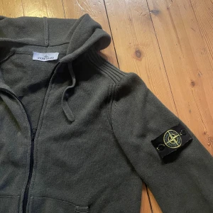 Stone Island zip up  - Tvär fet mörkgrön Stone Island zip up i storlek M. Använd några gånger men är i väldigt bra skick. Lappen har tyvärr lossnat lite men är väldigt lätt att sy. Pris kan diskuteras!