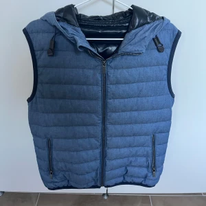 Massimo Dutti väst - Snygg väst perfekt nu till sommaren samt hösten med luva. Västen är liten i storleken – passar dig som brukar ha S och eventuellt M. Bra skick utan några skador. Pris kan diskuteras. Hör av er om frågor!!