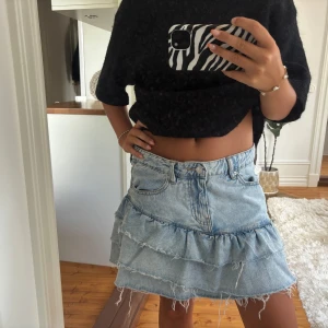 Volang jeans kjol  - Säljer mina volang jeans kjol från Gina tricot i storlek 38 som knappt är använd🙌🏽❤️