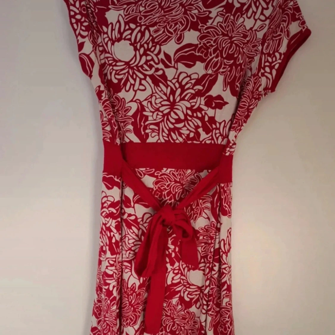 Rödvit blommig omlottklänning - 1