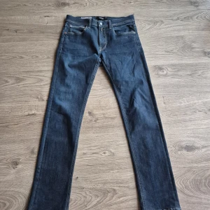 Replay Grover jeans blå herr 32 - Säljer ett par snygga Replay Grover jeans i klassisk blå denim. Jeansen har raka ben, fem fickor och coola kontrastsömmar. Märket syns tydligt på fickan och insidan. Perfekta för dig som gillar stilrena och tidlösa jeans.