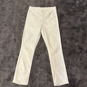 Vita raka jeans från Mother - Snygga vita jeans från Mother. Storlek 27. Har små fläckar uppe i ljumsken men det märks inte när de är på. Använda men i fint skick i övrigt. Originalpris ca 3000kr, säljer för 400kr