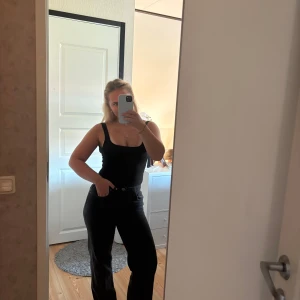 Svarta lågmidjade straight jeans - Söljer svarta jeans med låg midja och raka ben ifrån cotton on strl 24