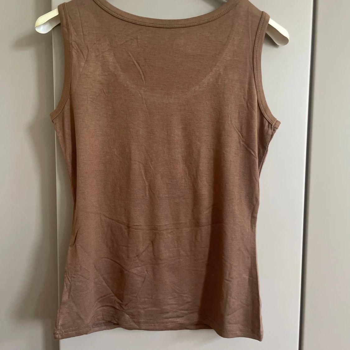 Brun linnetopp med pärldetaljer - 1