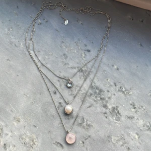 Halsband med rosenkvarts - Halsband med rosenkvarts, pärla och sten från Lbvyr. Det gamla låset var trasigt så det är utbytt till ett fungerande, annars i fint skick!💕