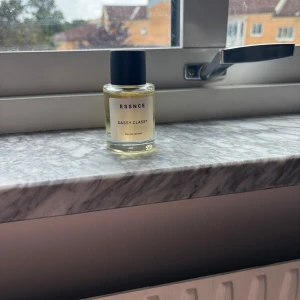 ESSNCE Sassy Classy Eau de Parfum - ESSNCE Sassy Classy Eau de Parfum i en stilren, rund glasflaska med svart lock. Iprincip helt ny 
