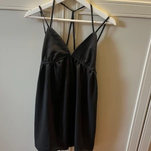 Svart klänning  - En söt klänning med kappen kvar. Från Only. Köpt för 380 kr