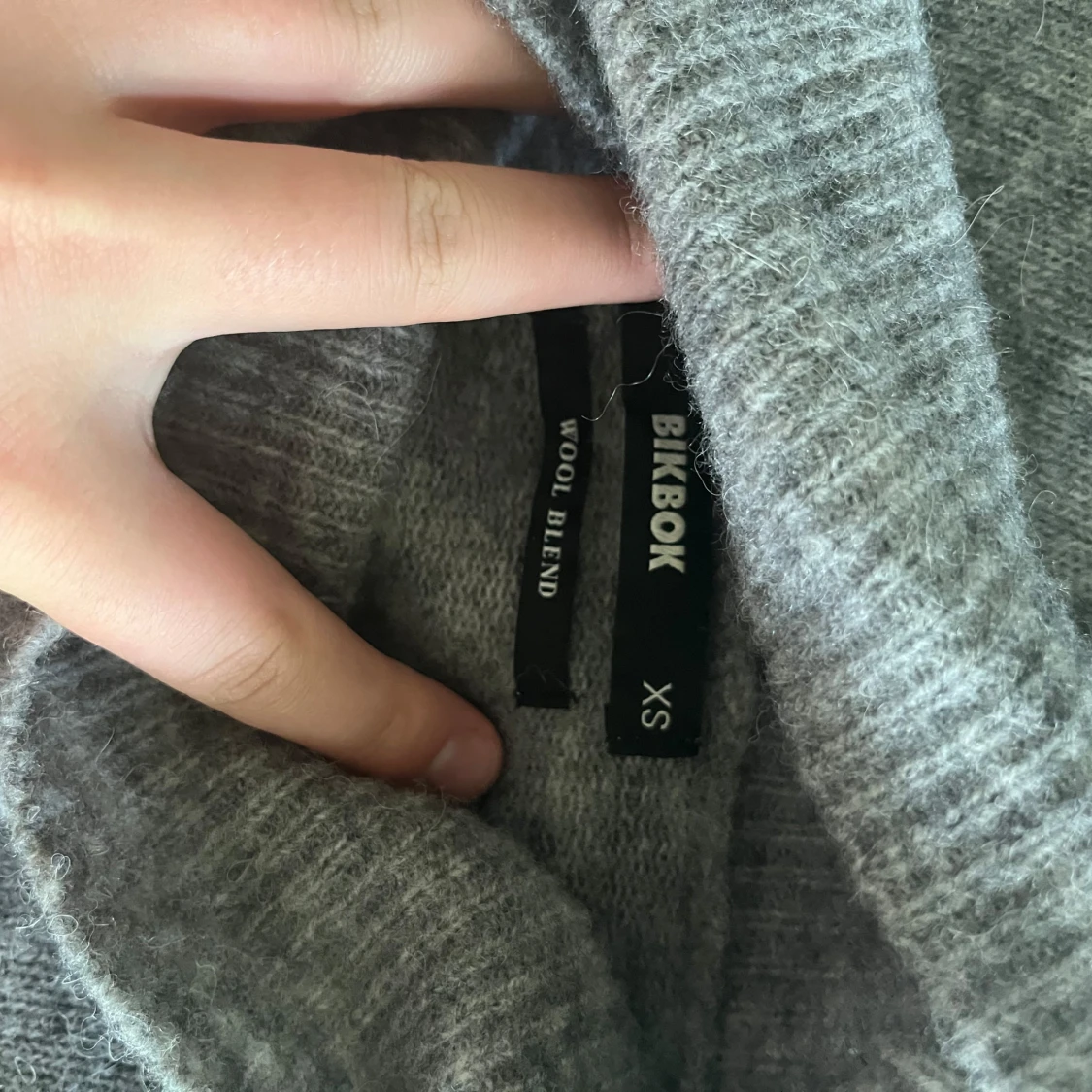 Grå polotröja i ullmix från BikBok - 3