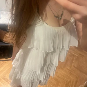 Vit klänning med volanger - Säljer en superfin vit klänning med flera lager av volanger. I storlek 40 men passar bra på mig som har 38/36💞