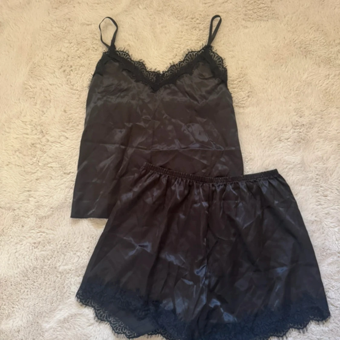 Svart pyjamas med spetsdetaljer 