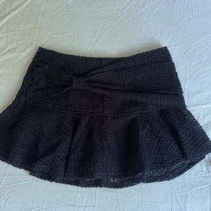 Rosett kjol me inbyggda shorts  - Säljer denna superfina kjol me inbyggda shorts köpt second hand men märket är Dazy, prislapp kvar aldrig använd, har inga bilder på då de ör försmå, midjemått cirka 72/73 cm.