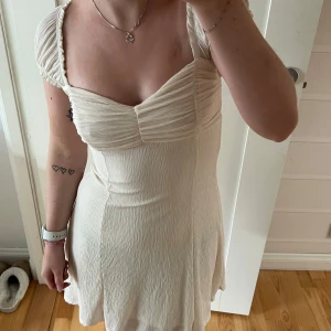 vit klänning från gina - kräm vit klänning, super bekväm. den är en mini klänning som är aldrig använd. 