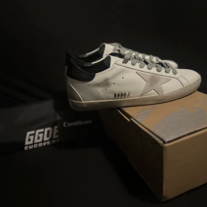 Golden Goose skor  - Hej säljer dessa helt nya och oanvända! Sneakers från Golden Goose . Uppgradera din stil med dessa lyxiga sneakers. Unik design och högsta kvalitet. Missa inte chansen!!