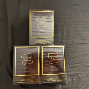 Nya lattafa Khamrah Qahwa 100ml - Helt ny Khamrah Qahwa Eau de Parfum från lattafa , 100ml. Lyxig parfym i mörkbrun rektangulär kartong med guldiga detaljer och text. Modern och elegant design, perfekt för dig som gillar exklusiva dofter. Priset kan diskuteras 