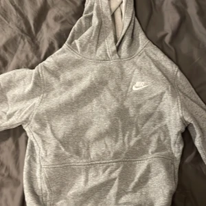 GRÅ NIKE HOODIE - Inte använd särskilt mycket