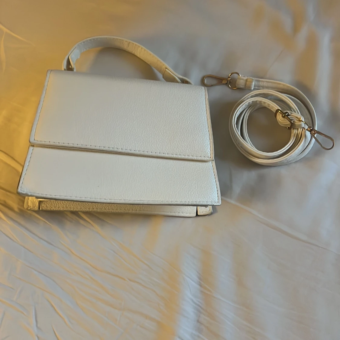 Vit axelväska i skinnlook - 3