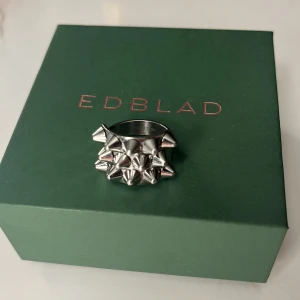 Edblad ring - Silvrig Edblad ring i storlek s