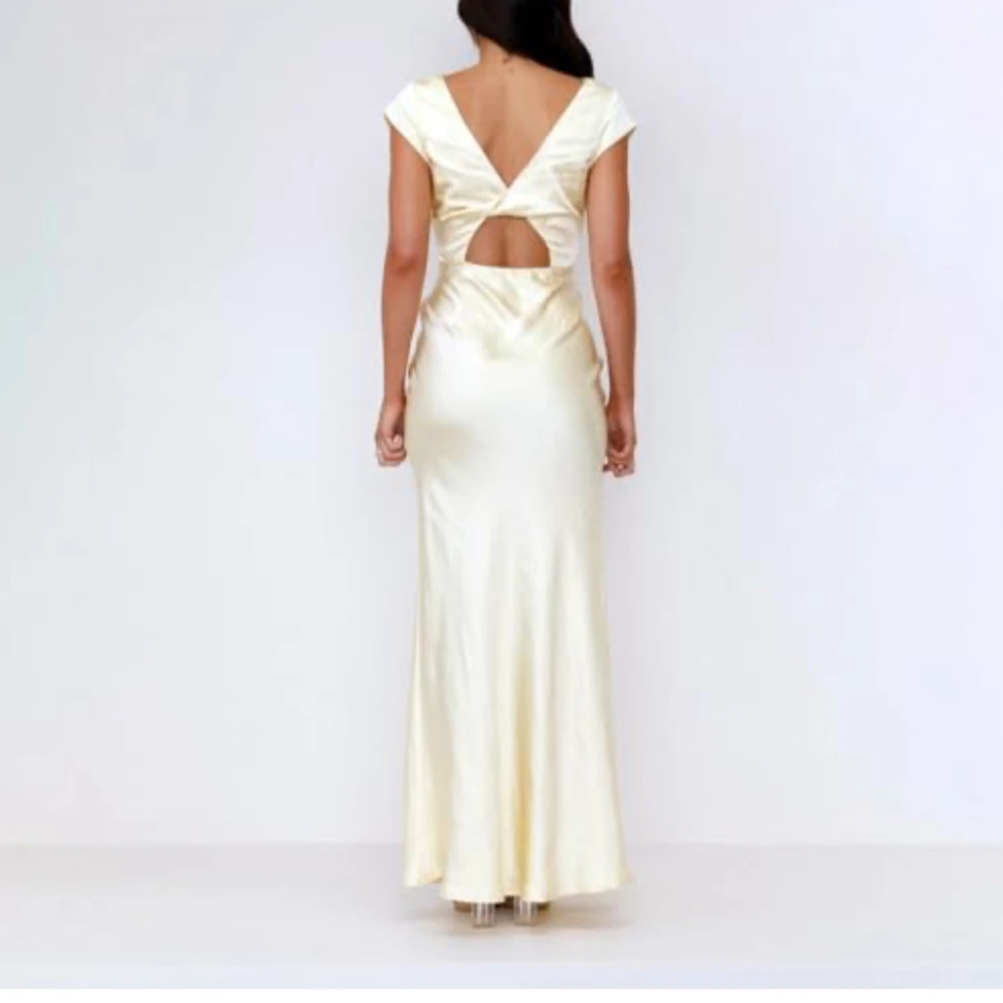 Champagnefärgad långklänning i satin - 2