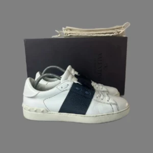 Valentino sneakers med svart detalj - Valentino opens har mycket bra skick/ priset är 2,300Kr hör av er vid frågor!!!