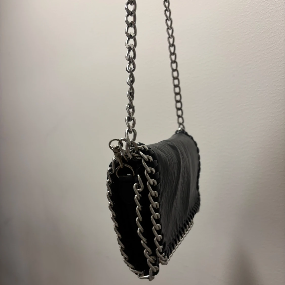 Svart axelväska med kedjedetaljer - 1