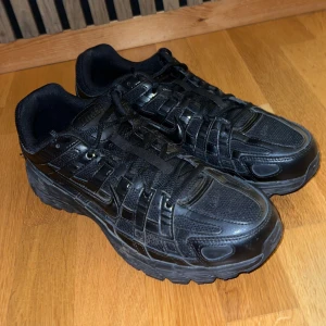 Nike P-6000 All Black - Köptes från JD-Sports vid April någonstans, använd i max 1 vecka och har sedan aldrig använt de igen. Jag köpte storlek 45 men de passar även väldigt bra för storlek 43-44 (passar ändå storlek 45). Skorna är kapabla att användas till nästan vad som helst. JD-Sports påse, Nike låda och Kvitto finns!