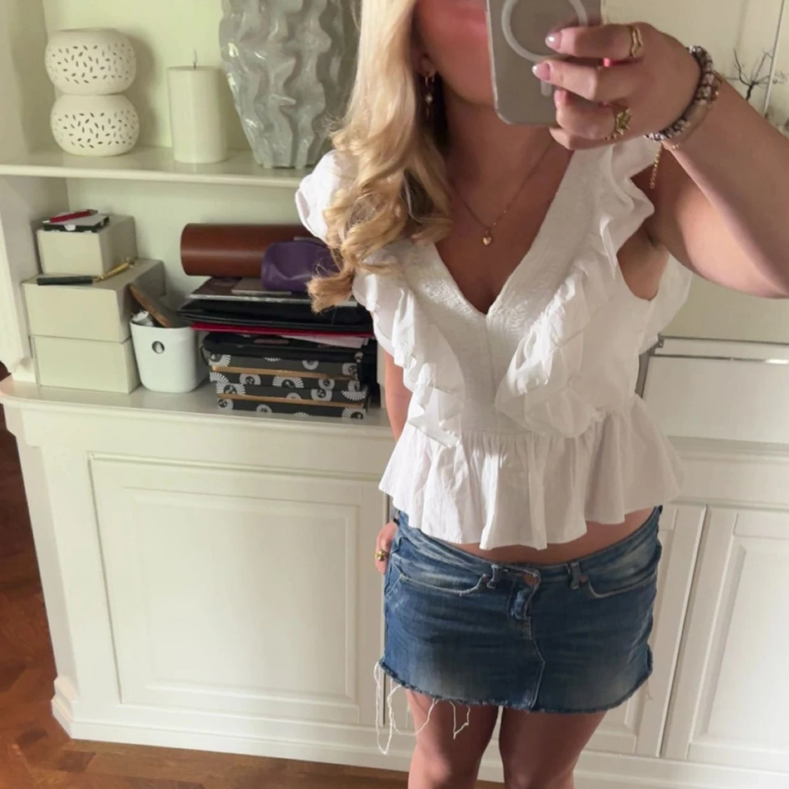 Vit volangblus med v-ringning