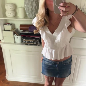 Vit volangblus med v-ringning - Supersöt vit blus ifrån hm. Tröjan är bara avänd 2 gånger och är i väldigt bra skick. Den är i strl S men passar även M och XS men då kan den bli lite stor