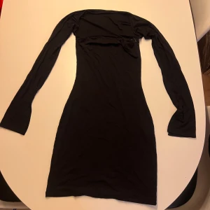 Fest klänning - har aldrig använd den. betala den 400kr fast sen gick inte på festen så den var bara i min garderob.