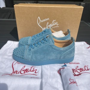Christian Louboutin skor - Säljer ett par sällsynta Christina louboutins i mycket fint skick som ni kan se på bilderna. Turkos/blå färg. Box, dustbags och extra snören medföljer vid köp