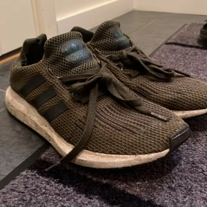 Adidas sneakers i olivgrönt stickat - Användna skor. 7/10 i skick. Stabila skor går att använda till mycket