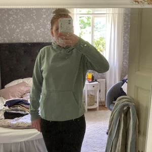 Grön hoodie från Kappahl 158/164 - Jättefin grön hoodie från Kappahl! Den är använd rätt mycket men den är fortfarande i ett mycket bra skick 👌🏼 Passar super till de mesta och är värmande. Säljer pågrund av att den blivit förliten, tight i armarna samt i halsen när jag ska ta av och på den. Mycket fin grön färg. 💚 