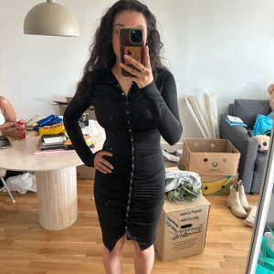 Svart bodycon klänning - - helt oanvänd - har stretch och snatchar dig  - knapparna går att öppna
