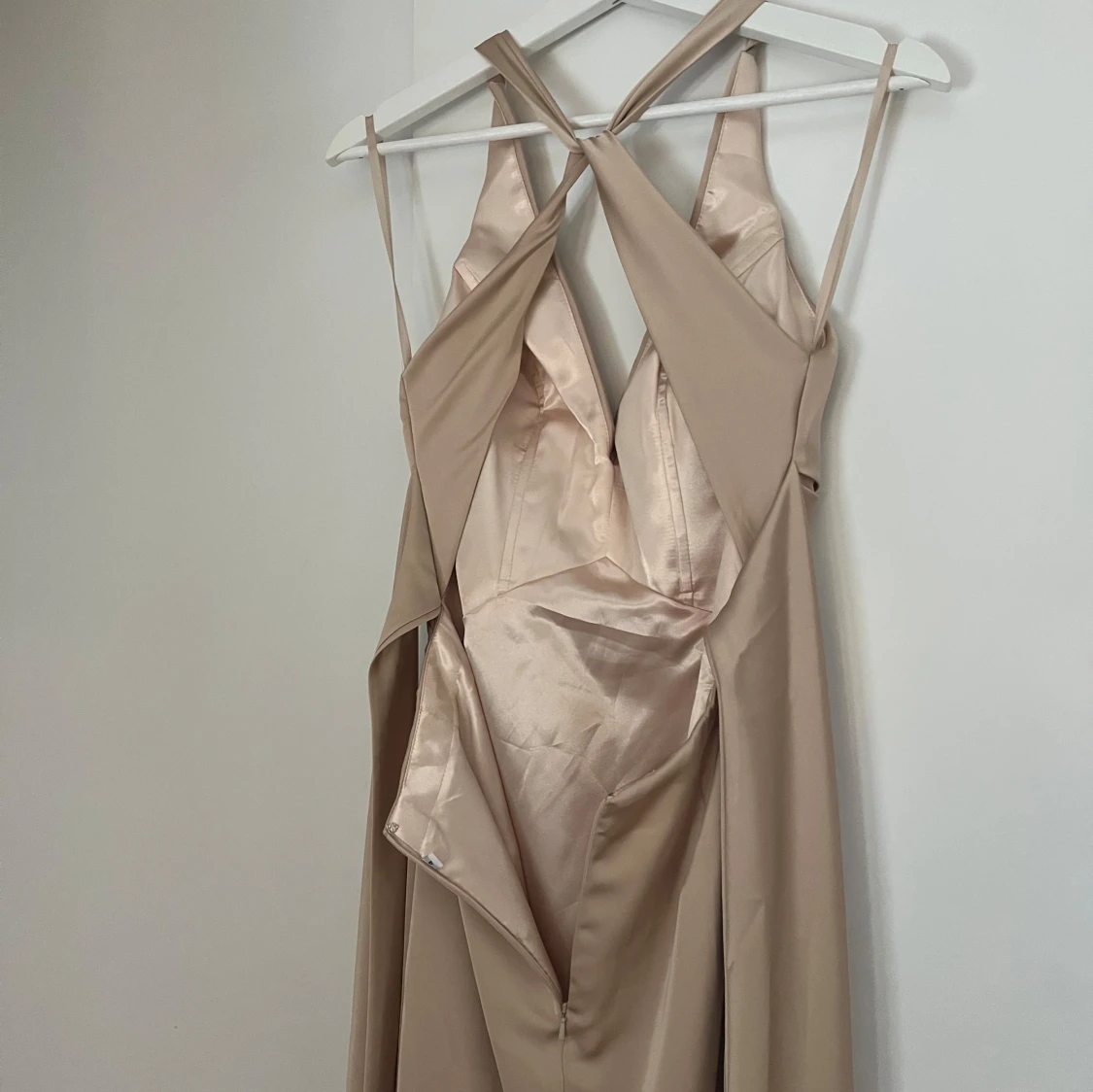 Champagnefärgad långklänning i satin - 2