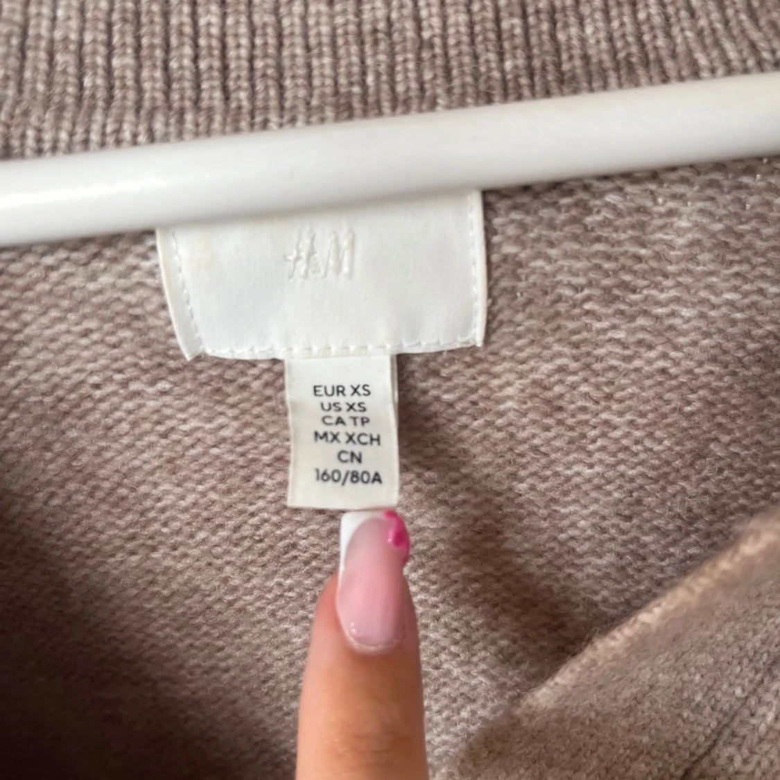 Beige stickad v-ringad tröja H&M