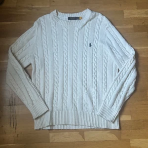 Ralph lauren sweatshirt  - Säljer en riktigt snygg och stilren vit kabelstickad tröja från Polo Ralph Lauren 🤍 Tröjan är knappast använd så, cond: 9/10. Köptes på Plick så inget og medföljer. Hör av er ifall ni har fler frågor!!!