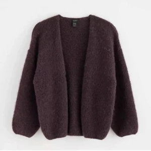 Lindex kofta mörkröd  - Mysig stickad kofta från Lindex, finns inte längre att köpa. Färgen är burgundy och koftan är i bra skick. Jag säljer den då jag inte haft användning av den. Skriv vid frågor 💞Pris kan diskuteras