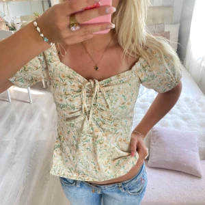 så söt blommig blus !  - Supersöt blommig blus 💛💛💛