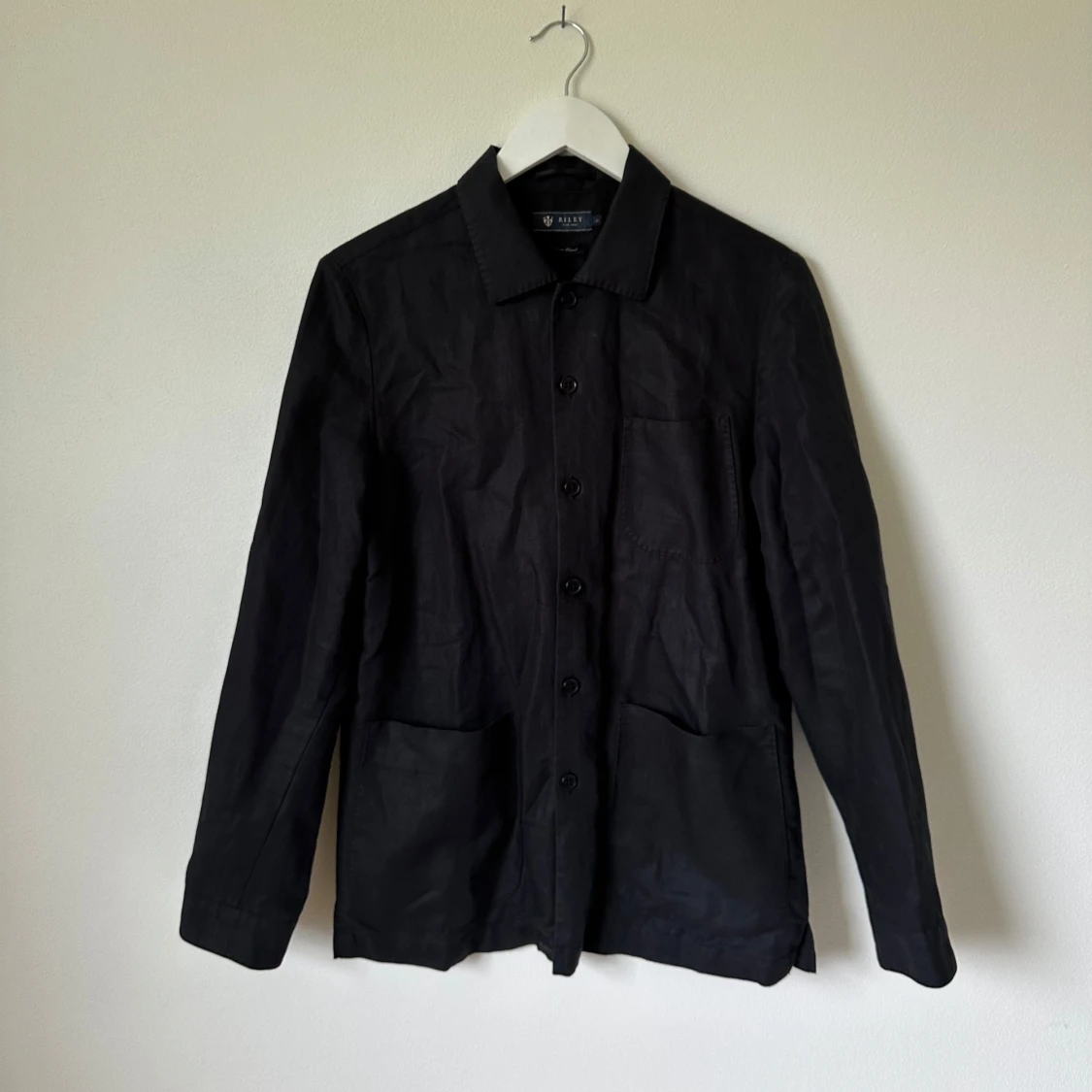 Svart overshirt från Riley i linneblandning